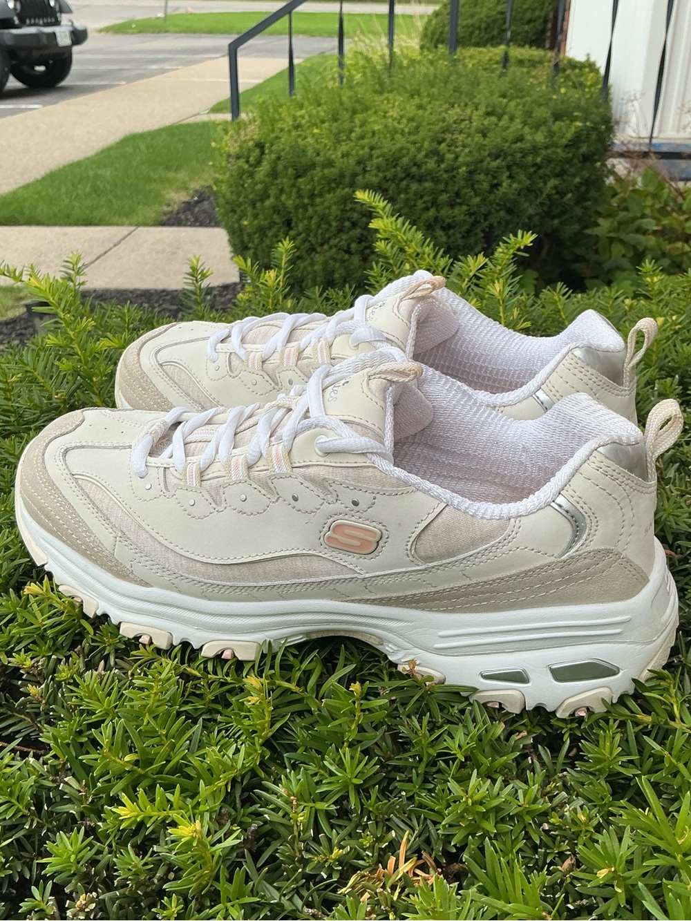 Skechers D’Lites Women’s 10 Beige Cream White Chunky Sneakers Platform Shoes EUC